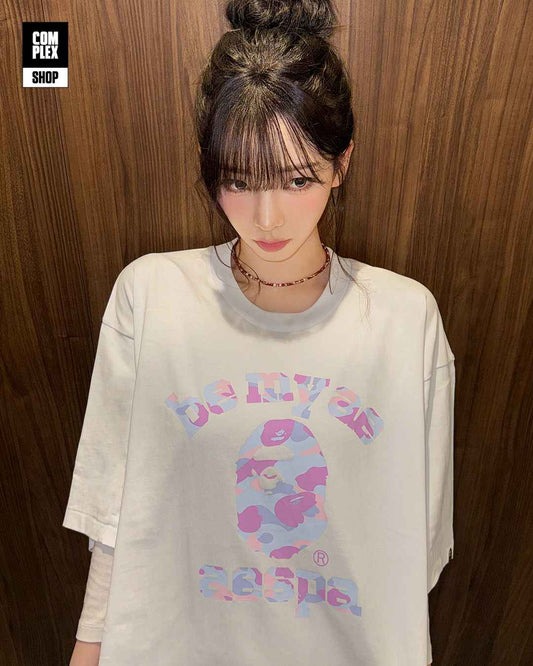 BAPE xOver Aespa- 學院寬鬆Tee (白色)