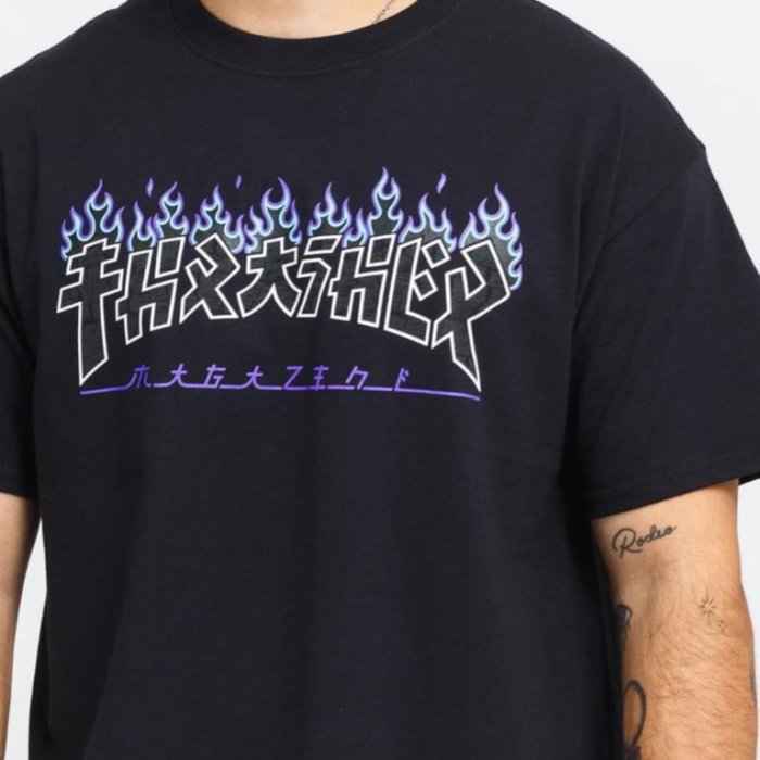 THRASHER xOver 哥斯拉 - 日文紫色火焰標誌 短袖Tee