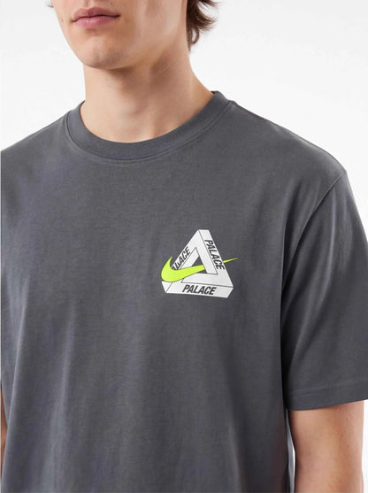 PALACE xOver Nike - Tri Swoosh Tee (深灰色)