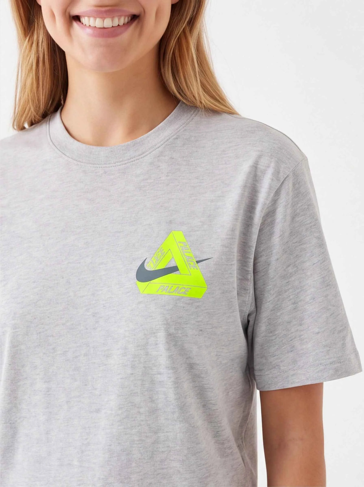 PALACE xOver Nike - Tri Swoosh Tee (淺灰色)