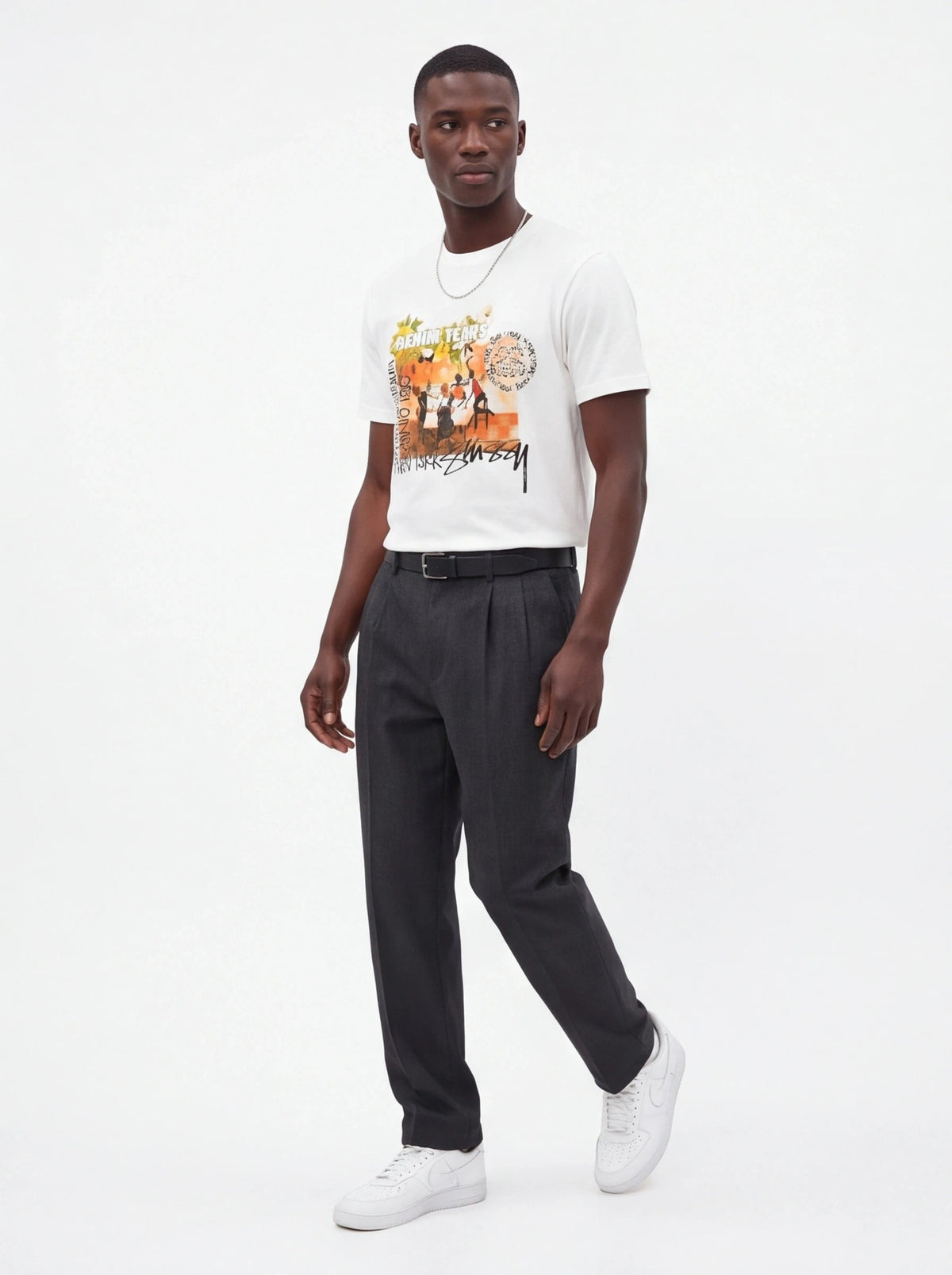 xOver Stussy x Denim Tears 聯名白色短袖T恤，胸前印有 Annie Lee 經典藝術畫作與品牌標誌